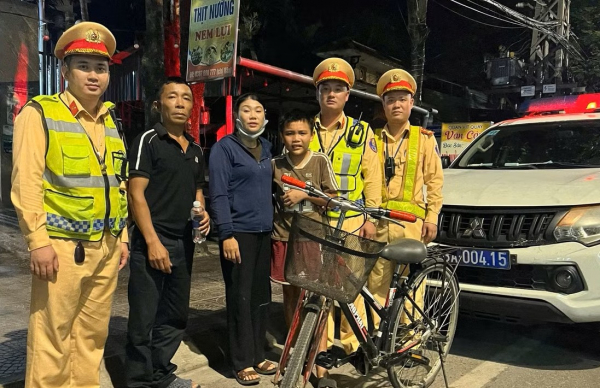 Cảnh sát Giao thông hỗ trợ bé trai đi lạc hơn 150 km về nhà an toàn -0